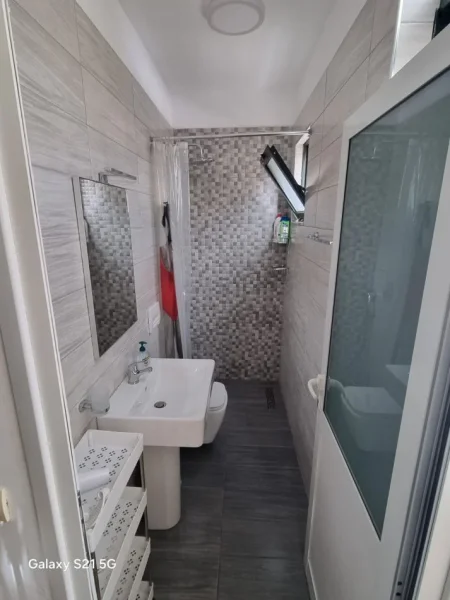 Tirane, jepet me qera apartament 1+1+Aneks+Ballkon Kati 2, 75 m² 600 € (Rr Petro Nini Luharasi 2 tualete &amp; 2 Ballkone)