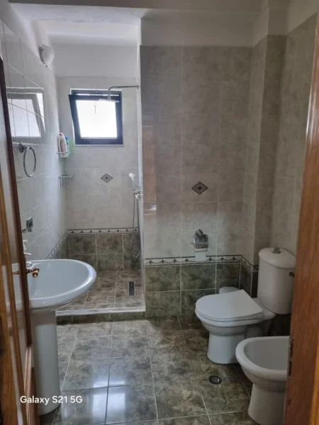 Tirane, jepet me qera apartament 1+1+Aneks+Ballkon Kati 2, 75 m² 600 € (Rr Petro Nini Luharasi 2 tualete &amp; 2 Ballkone)