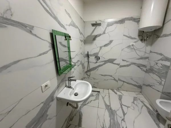 Tirane, jepet me qera apartament 1+1+Ballkon Kati 5, 60 m² 500 € (Rruga e dibres)