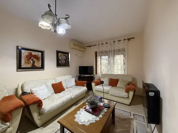 Tirane, jepet me qera apartament 2+1+Ballkon Kati 1, 85 m² 550 € (Oxhaku)