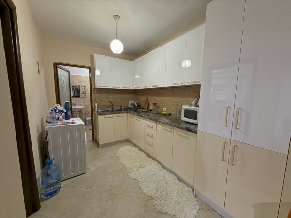 Tirane, jepet me qera apartament 2+1+Ballkon Kati 1, 85 m² 600 € (Oxhaku)