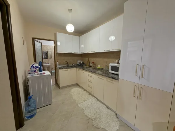 Tirane, jepet me qera apartament 2+1+Ballkon Kati 1, 85 m² 550 € (Oxhaku)