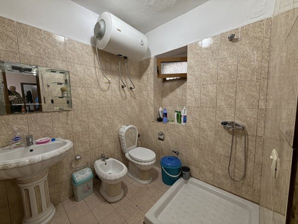 Tirane, jepet me qera apartament 2+1+Ballkon Kati 1, 85 m² 600 € (Oxhaku)