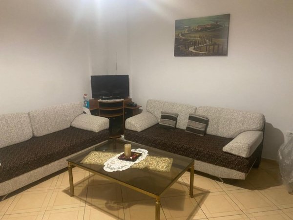 Tirane, jepet me qera apartament 2+1 Kati 2, 90 m² 300 € (Terminali i urbaneve te veriut dhe jugut, dhe prane pallatet e verdha)