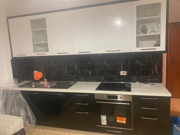 Tirane, jepet me qera apartament 2+1 Kati 2, 90 m² 300 € (Terminali i urbaneve te veriut dhe jugut, dhe prane pallatet e verdha)