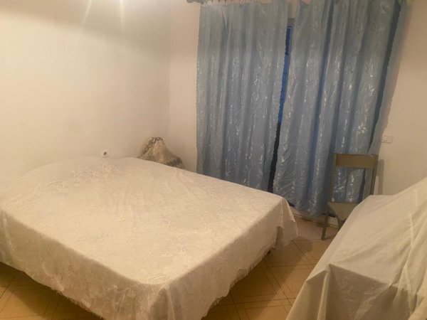 Tirane, jepet me qera apartament 2+1 Kati 2, 90 m² 300 € (Terminali i urbaneve te veriut dhe jugut, dhe prane pallatet e verdha)