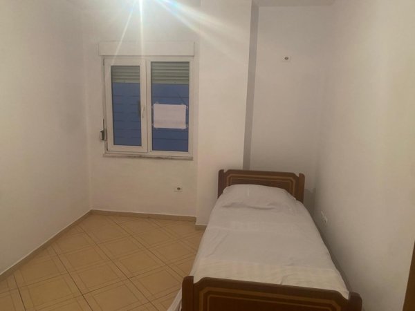 Tirane, jepet me qera apartament 2+1 Kati 2, 90 m² 300 € (Terminali i urbaneve te veriut dhe jugut, dhe prane pallatet e verdha)