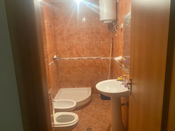 Tirane, jepet me qera apartament 2+1 Kati 2, 90 m² 300 € (Terminali i urbaneve te veriut dhe jugut, dhe prane pallatet e verdha)