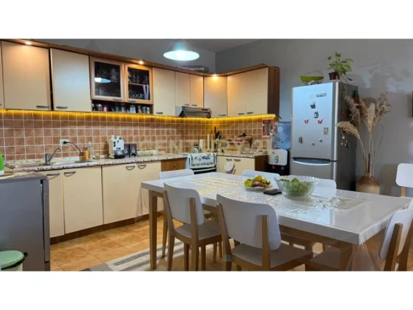 Tirane, shitet apartament 2+1+Ballkon Kati 6, 135 m² 260.000 € (Komune të Parisit)