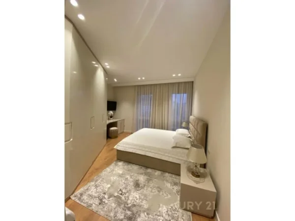 Tirane, shitet apartament duplex 3+1 Kati 3, 181 m² 355.000 € (ish fusha e aviacionit)