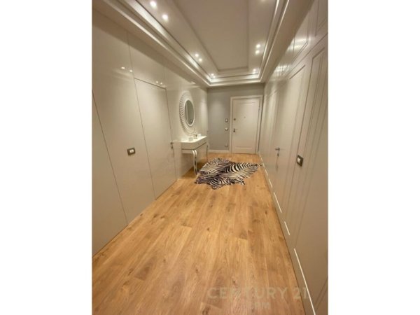 Tirane, shitet apartament duplex 3+1 Kati 3, 181 m² 355.000 € (ish fusha e aviacionit)