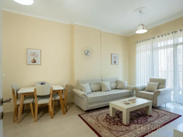 Tirane, jepet me qera apartament 1+1+Ballkon Kati 4, 70 m² 800 € (quare 21)