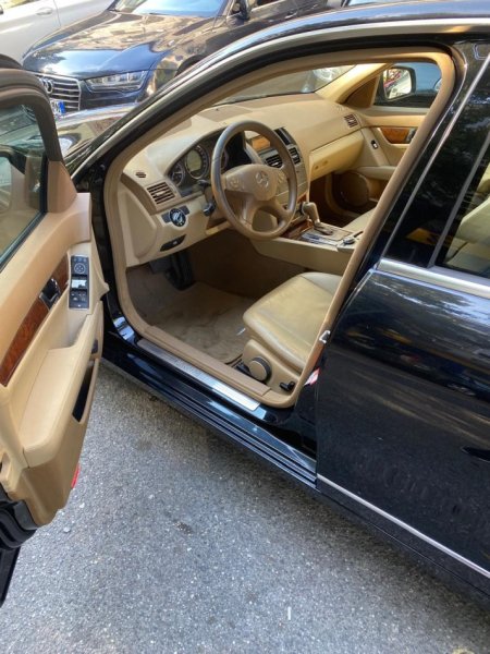 Tirane, shes makine Mercedez Benz Nafte, e zeze automatik Kondicioner 200.000 km 5.900 €