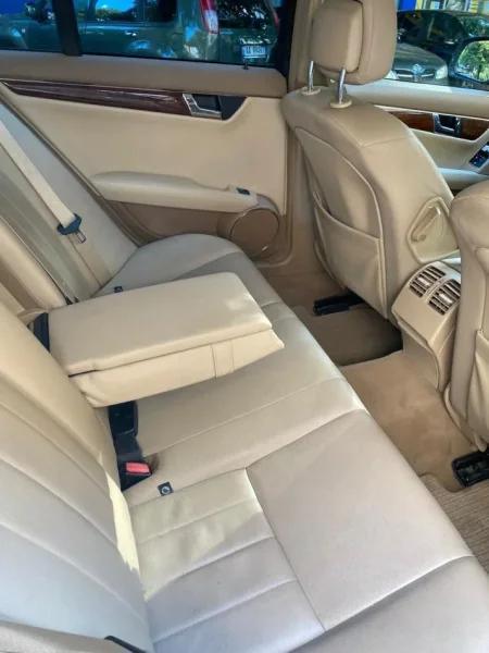 Tirane, shes makine Mercedez Benz Nafte, e zeze automatik Kondicioner 200.000 km 5.900 €