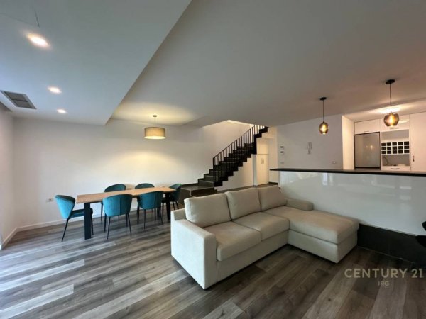 Tirane, jepet me qera apartament 2+1+Ballkon Kati 1, 220 m² 2.500 € (Teg)