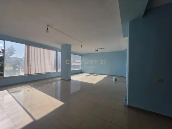Tirane, shes ambjent biznesi Kati 1, 89 m² 142.000 € (Yzberisht)