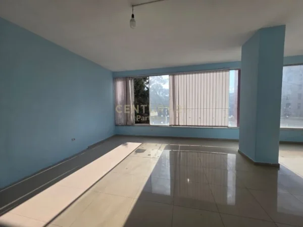 Tirane, shes ambjent biznesi Kati 1, 89 m² 142.000 € (Yzberisht)