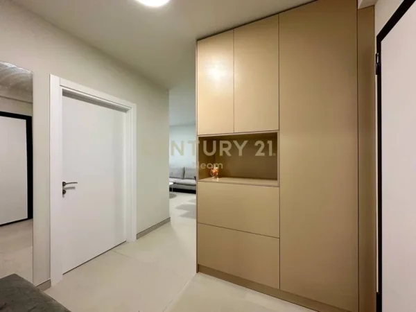 Tirane, jepet me qera apartament 1+1+Ballkon Kati 5, 71 m² 650 € (ish dogana)