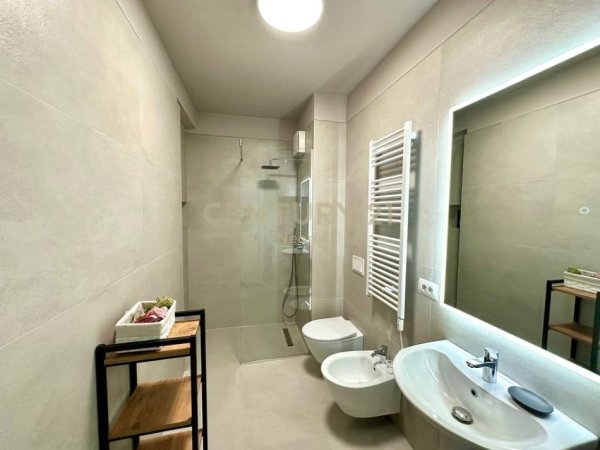 Tirane, jepet me qera apartament 1+1+Ballkon Kati 5, 71 m² 650 € (ish dogana)