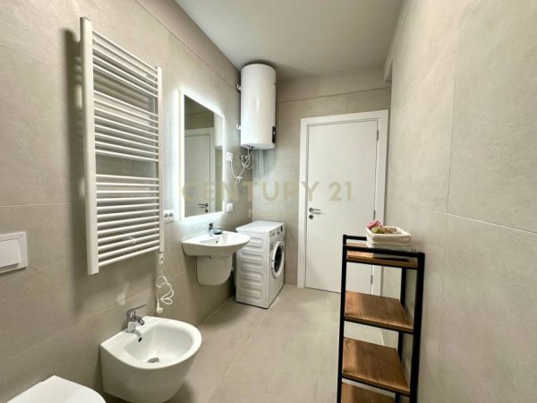 Tirane, jepet me qera apartament 1+1+Ballkon Kati 5, 71 m² 650 € (ish dogana)