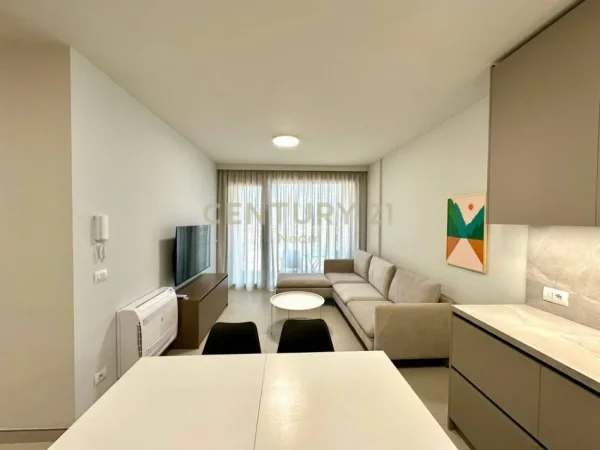 Tirane, jepet me qera apartament 1+1+Ballkon Kati 5, 71 m² 650 € (ish dogana)
