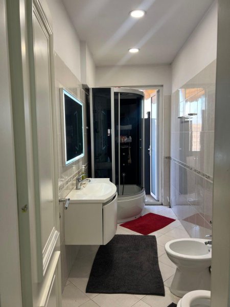 Tirane, jepet me qera apartament 2+1 Kati 8, 120 m² 550 € (Rruga Astrit Llosha)