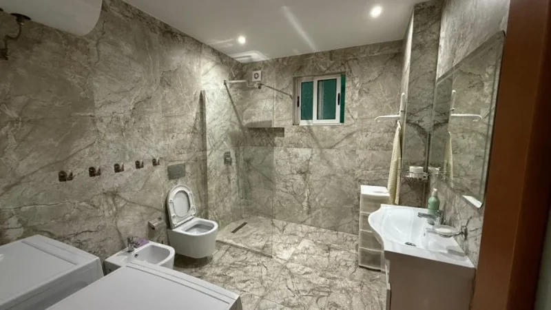 Tirane, jepet me qera apartament 3+1+Ballkon Kati 3, 120 m² 750 € (Komuna e Parisit)