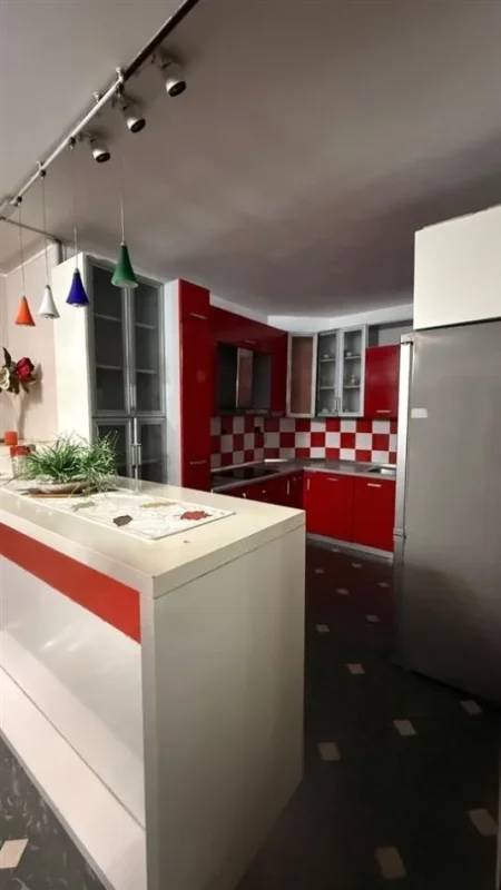 Tirane, jepet me qera apartament 3+1 Kati 3, 120 m² 750 € (KOMUNA PARISIT)