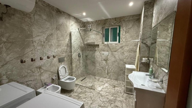 Tirane, jepet me qera apartament 3+1 Kati 3, 120 m² 750 € (KOMUNA PARISIT)