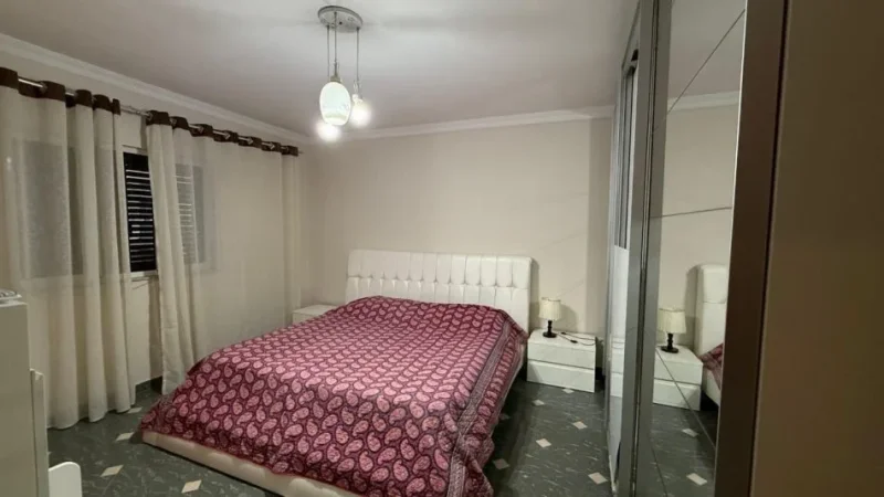 Tirane, jepet me qera apartament 3+1 Kati 3, 120 m² 750 € (KOMUNA PARISIT)