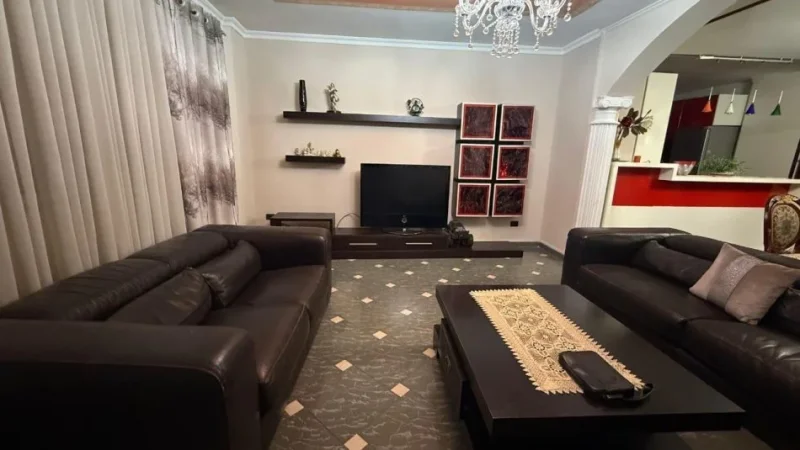 Tirane, jepet me qera apartament 3+1 Kati 3, 120 m² 750 € (KOMUNA PARISIT)