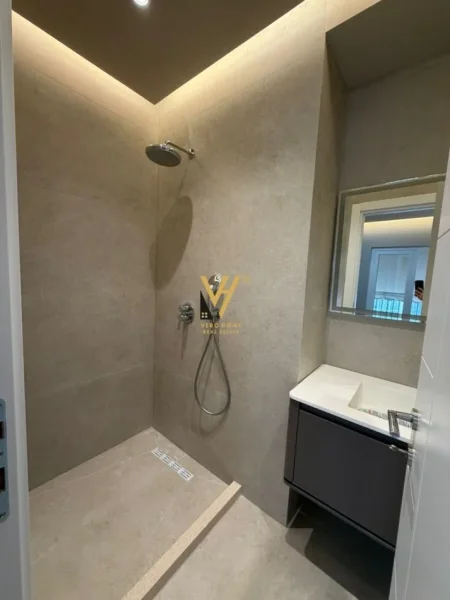 Tirane, shitet apartament 2+1+Ballkon Kati 4, 98 m² 275.000 € (KOMUNA E PARISIT)