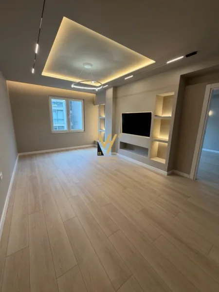 Tirane, shitet apartament 2+1+Ballkon Kati 4, 98 m² 275.000 € (KOMUNA E PARISIT)