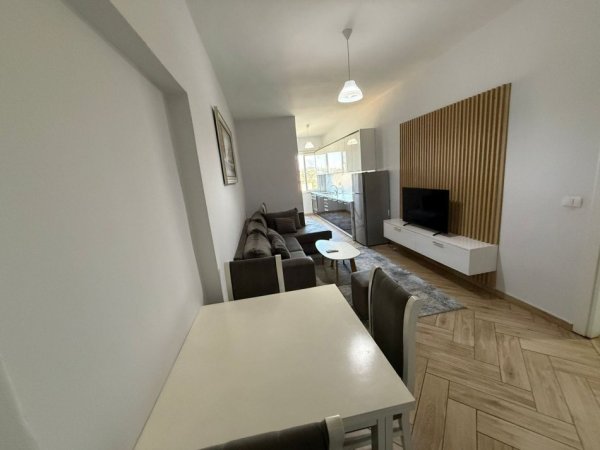 Tirane, jepet me qera apartament 1+1+Ballkon Kati 5, 60 m² 500 € (prane Ministrise Se Mbrojtjes)