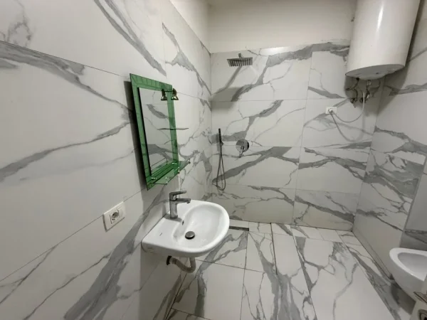 Tirane, jepet me qera apartament 1+1+Ballkon Kati 5, 60 m² 500 € (prane Ministrise Se Mbrojtjes)