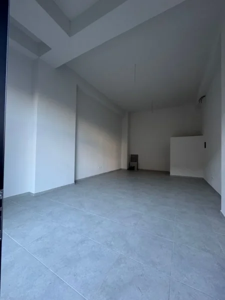 Tirane, jepet me qera ambjent biznesi Kati 0, 54 m² 700 € (Kompleksi Golden Park 3)