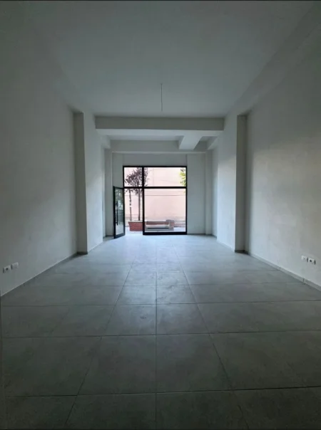 Tirane, jepet me qera ambjent biznesi Kati 0, 54 m² 700 € (Kompleksi Golden Park 3)