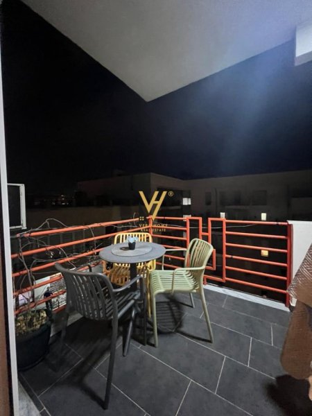 Tirane, jepet me qera apartament 1+1+Ballkon Kati 7, 72 m² 700 € (QENDER)