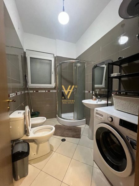 Tirane, jepet me qera apartament 1+1+Ballkon Kati 7, 72 m² 700 € (QENDER)