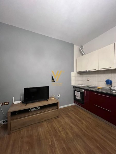 Tirane, jepet me qera apartament 1+1+Ballkon Kati 7, 72 m² 700 € (QENDER)