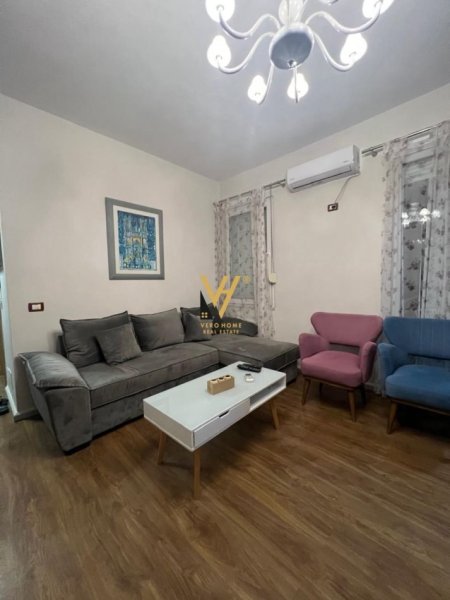 Tirane, jepet me qera apartament 1+1+Ballkon Kati 7, 72 m² 700 € (QENDER)