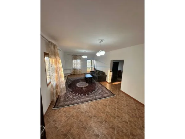 Tirane, jepet me qera apartament 2+1+Ballkon Kati 2, 80 m² 350 € (Kombinat)