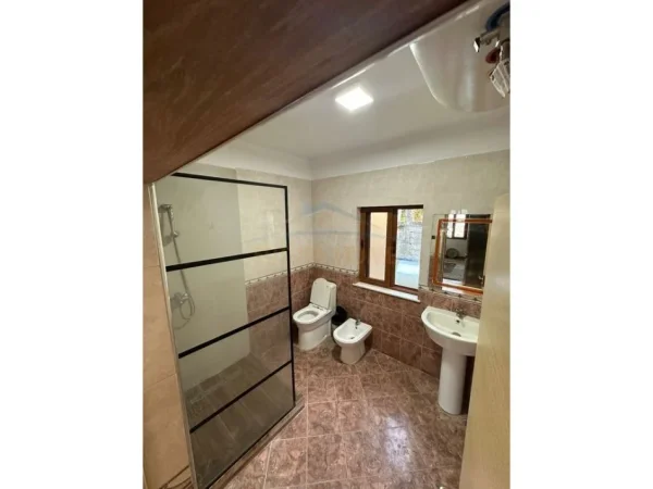 Tirane, jepet me qera apartament 2+1+Ballkon Kati 2, 80 m² 350 € (Kombinat)
