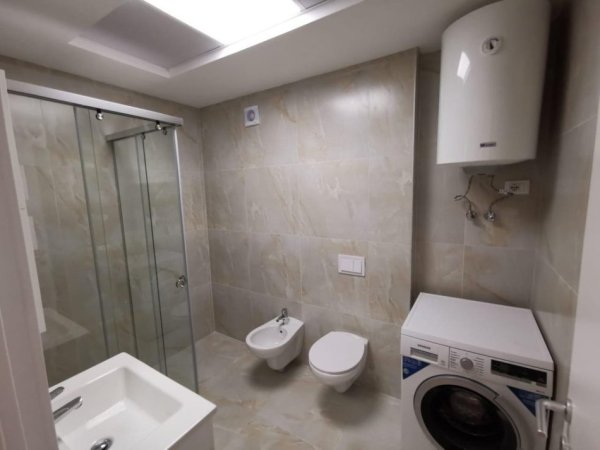 Tirane, jepet me qera apartament 1+1+Ballkon Kati 8, 67 m² 600 € 