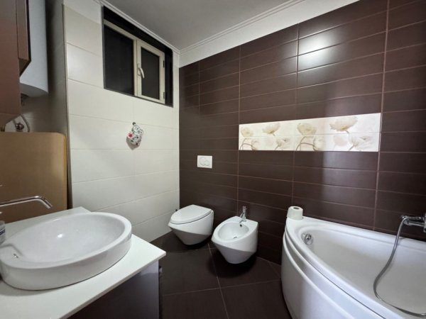 Tirane, jepet me qera apartament 2+1+Ballkon Kati 10, 123 m² 1.700 € (Prane Air Albania)