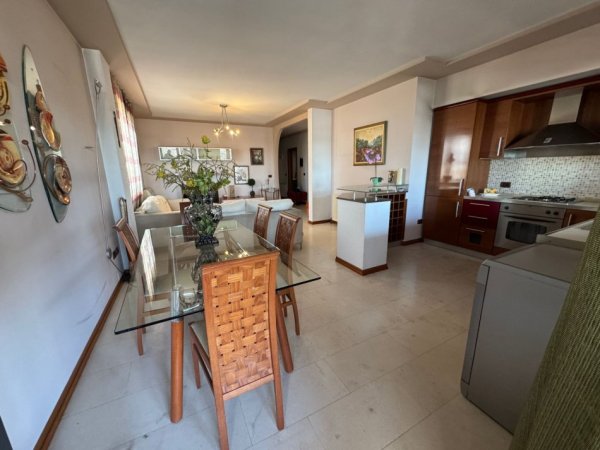 Tirane, jepet me qera apartament 2+1+Ballkon Kati 10, 123 m² 1.700 € (Prane Air Albania)