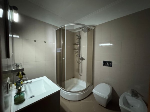 Tirane, jepet me qera apartament 2+1+Ballkon Kati 10, 123 m² 1.700 € (Prane Air Albania)