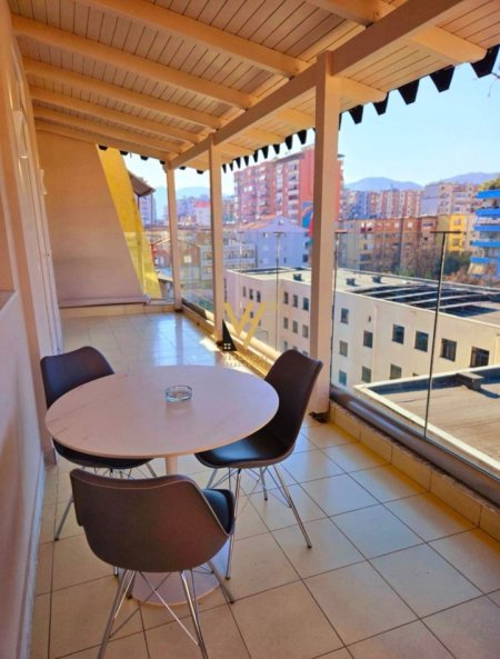 Tirane, jepet me qera apartament 2+1+Ballkon Kati 5, 130 m² 1.300 € (BLLOK)