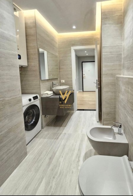 Tirane, jepet me qera apartament 2+1+Ballkon Kati 5, 130 m² 1.300 € (BLLOK)