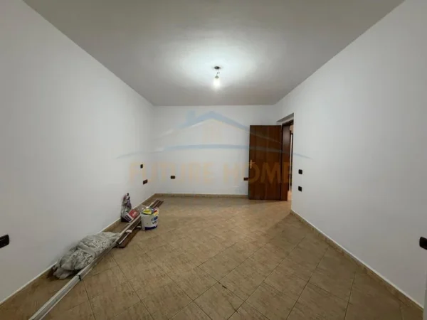 Tirane, shitet apartament 2+1+Ballkon Kati 4, 72 m² 225.000 € (Rruga e Elbasanit)